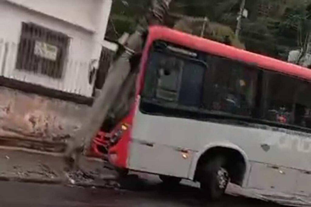 Ônibus bate e derruba poste no Olavo Costa 1 onibus bate em poste reproducao redes sociais
