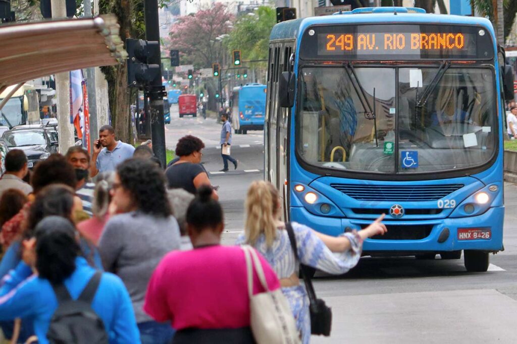 Aumento da frota de ônibus é prioridade para a população de JF para 2024 1 ponto de ônibus