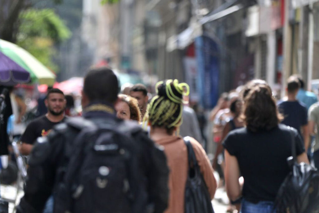 Censo 2022: o que explica a queda populacional em diferentes capitais 3 pessoas na rua brasil tania rego agencia brasil