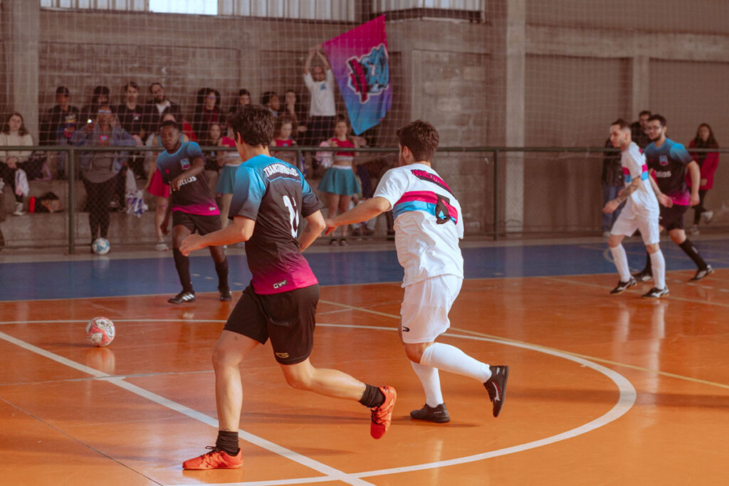 Conheça o Transtornados FC, time de homens trans que jogará no Ginásio Municipal 2 transtornados1 by elisa chediak