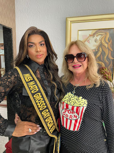 Coluna Cesar Romero - 18 e 19 de agosto de 2023 3 A Miss Mato Grosso Gay Emanuelly Belini em visita ao salao de Baby Mancini 150823 enviada pela Giglia