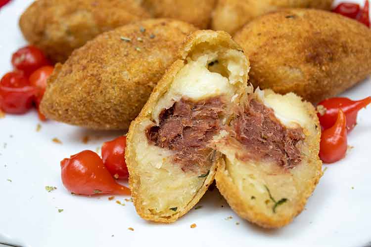 Novos petiscos para acompanhar nosso chopp preferido 3 Bolinho de Carne Seca divulgacao