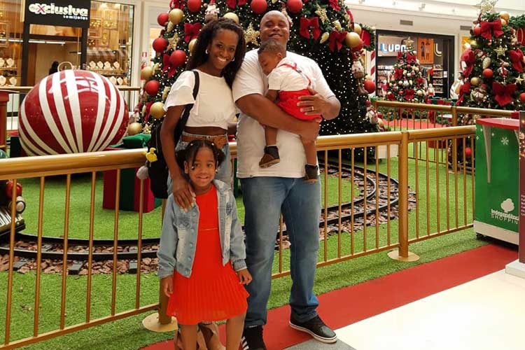 Homens que cresceram sem a presença dos pais dão outro sentido à paternidade 3 Cliverton a esposa Bia e os filhos Rafael e Alice Arquivo pessoal
