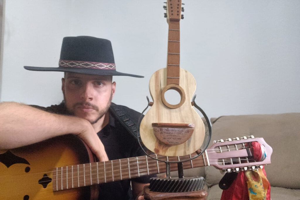 Cris Carcará, nascido em JF, ganha troféu de Melhor Violeiro 2 Cris Carcara Divulgacao