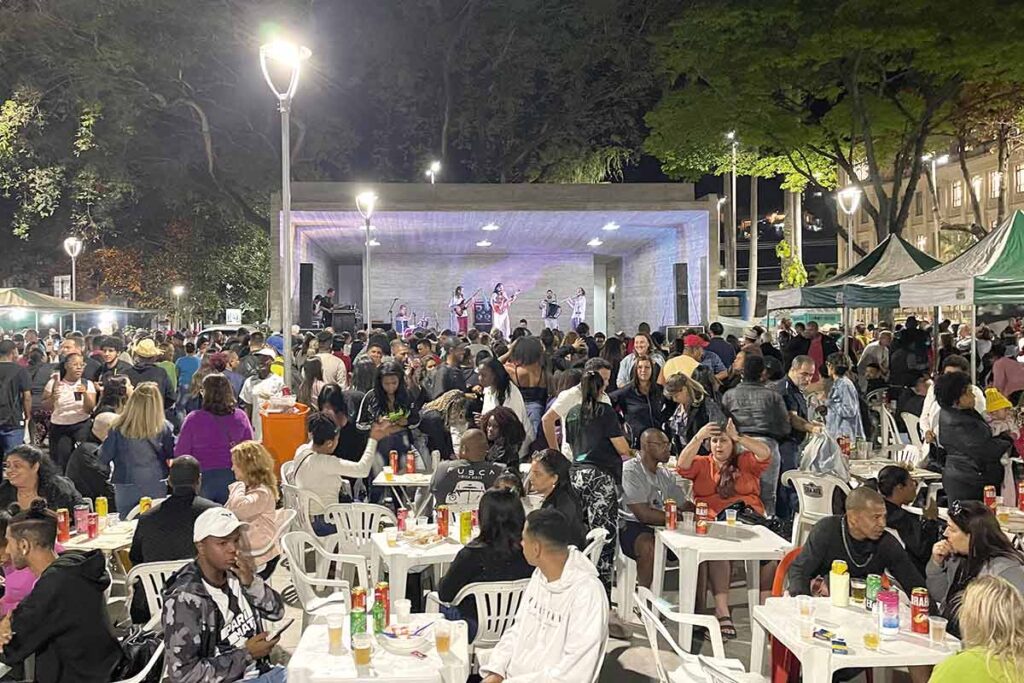 Feira noturna movimenta noite juiz-forana 3 Feira Noturna