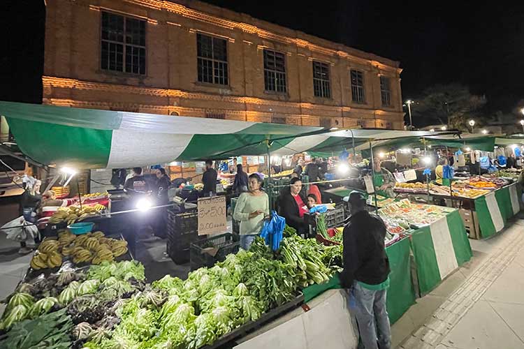 Feira noturna movimenta noite juiz-forana 1 FEIRA INTERNA 1 Felipe Couri