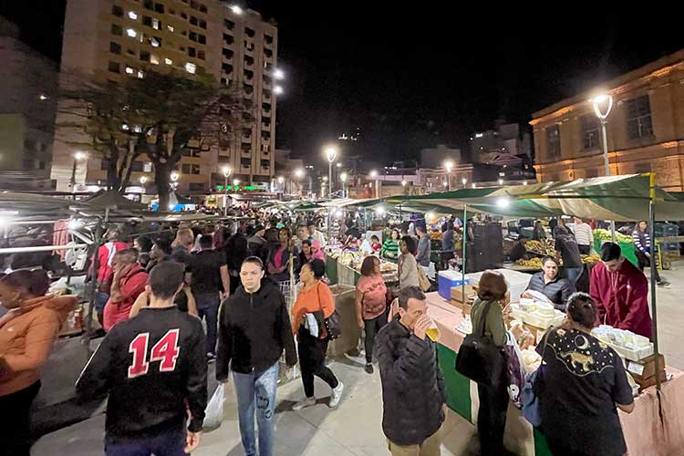 Feira noturna movimenta noite juiz-forana 2 FEIRA INTERNA 2 Felipe Couri