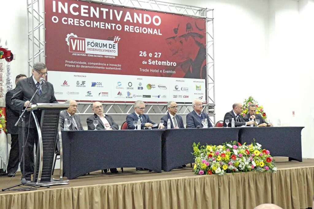 Fórum discute melhorias para o desenvolvimento regional 1 FORUM DE DESENVOLVIMENTO Divulgacao