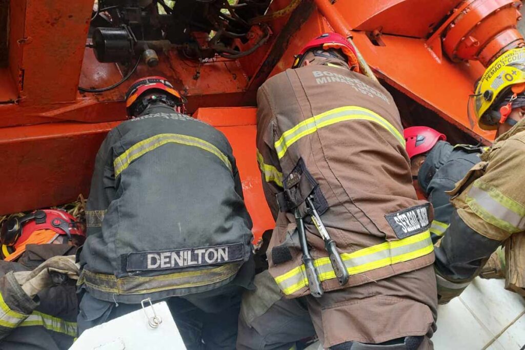 Guindaste de 26 toneladas tomba, e operador fica preso entre as ferragens 2 GUINDASTE 2 Divulgacao Bombeiros