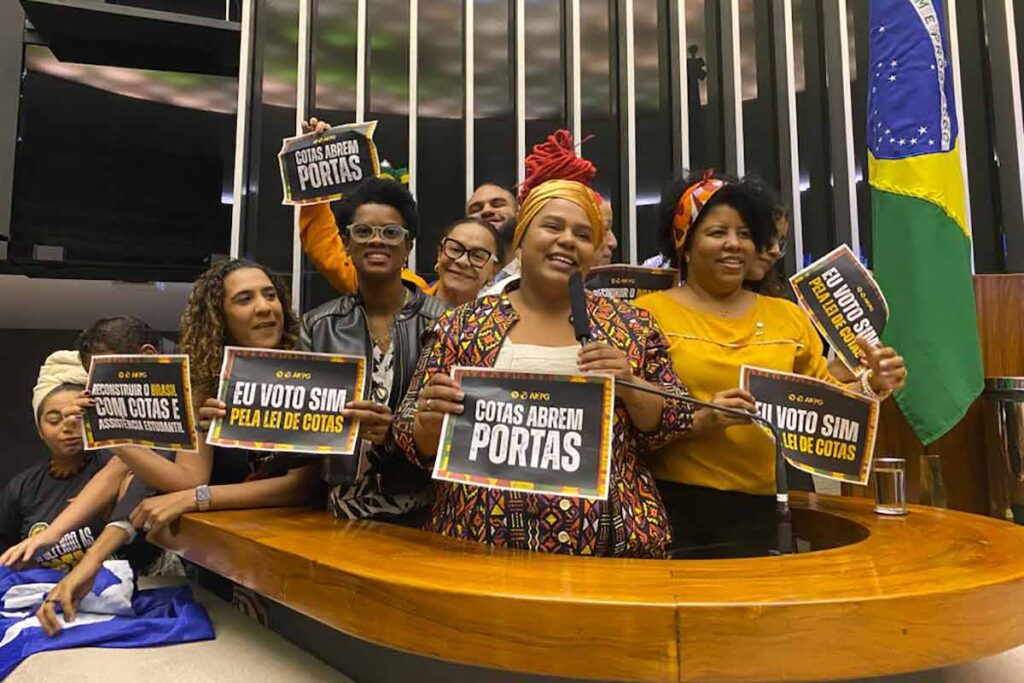 Câmara dos Deputados aprova substitutivo que atualiza a Lei de Cotas 1 Lei de Cotas Paola Rodrigues