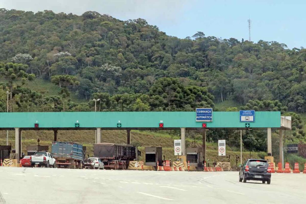 Colisão entre duas carretas interdita BR-040 no sentido JF-Rio 1 VIA 040 Felipe Couri