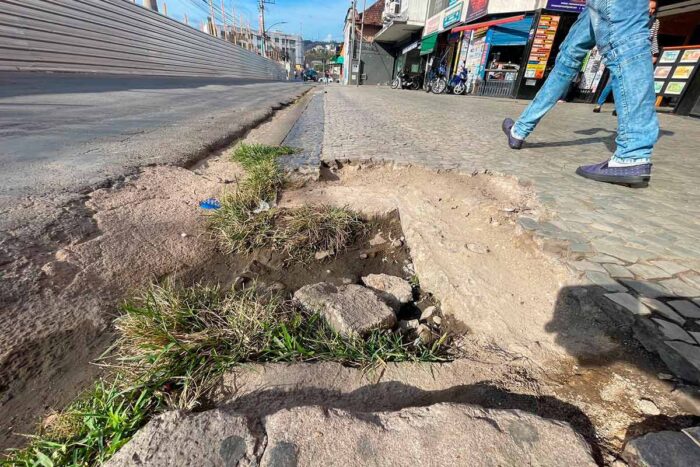 Passeio esburacado coloca pedestres em risco no Centro 1 VIDA URBANA FELIPE COURI