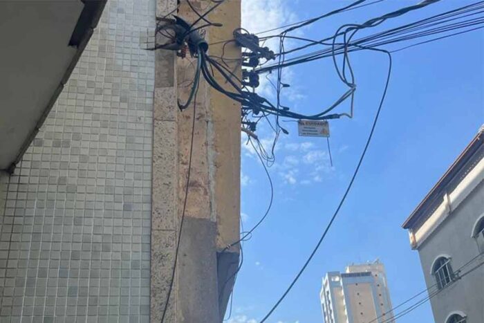 Fiação solta gera risco de choques elétricos no São Mateus 1 VU Tribuna de minas 1