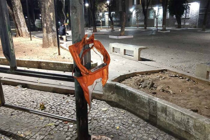 Lixeira é vandalizada na Praça São Mateus 1 Vida Urbana Tribuna de Minas