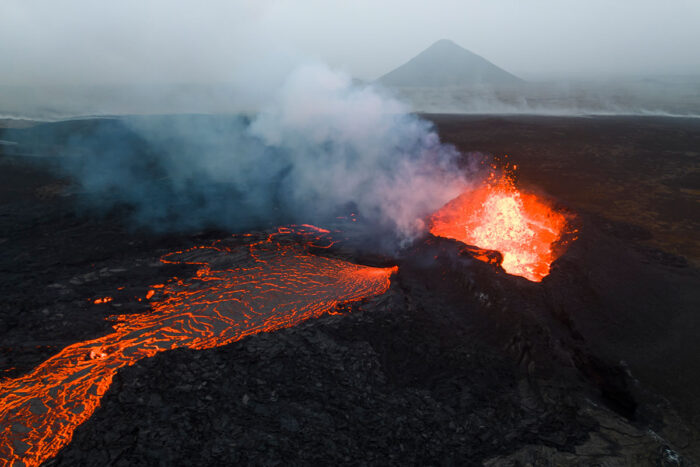 Adrenalina e fascínio: juiz-forana registra erupção de vulcão na Islândia 1 Vulcao Sabrina Chinellato