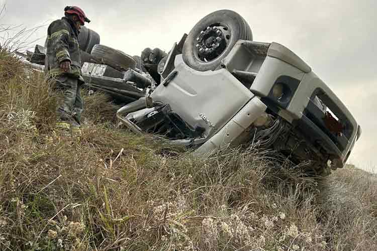 Homem morre em acidente com carreta em Muriaé 1 acidente BR 356 4 Divulgacao Corpo de Bombeiros