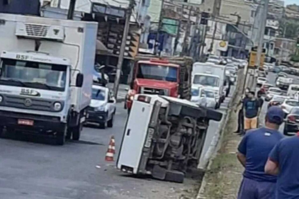 Mulher fica ferida em capotamento na Avenida JK 1 acidente jk reproducao redes sociais
