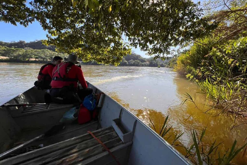 Corpo de criança que se afogou junto a irmão é encontrado 1 afogamento criancas naque divulgacao corpo de bombeiros
