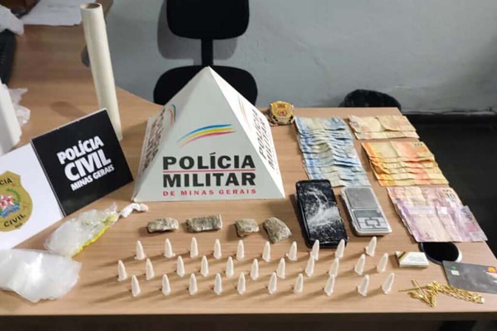 Suspeito destrói celular durante busca e apreensão da polícia 1 apreensao drogas mar de espanha divulgacao pm
