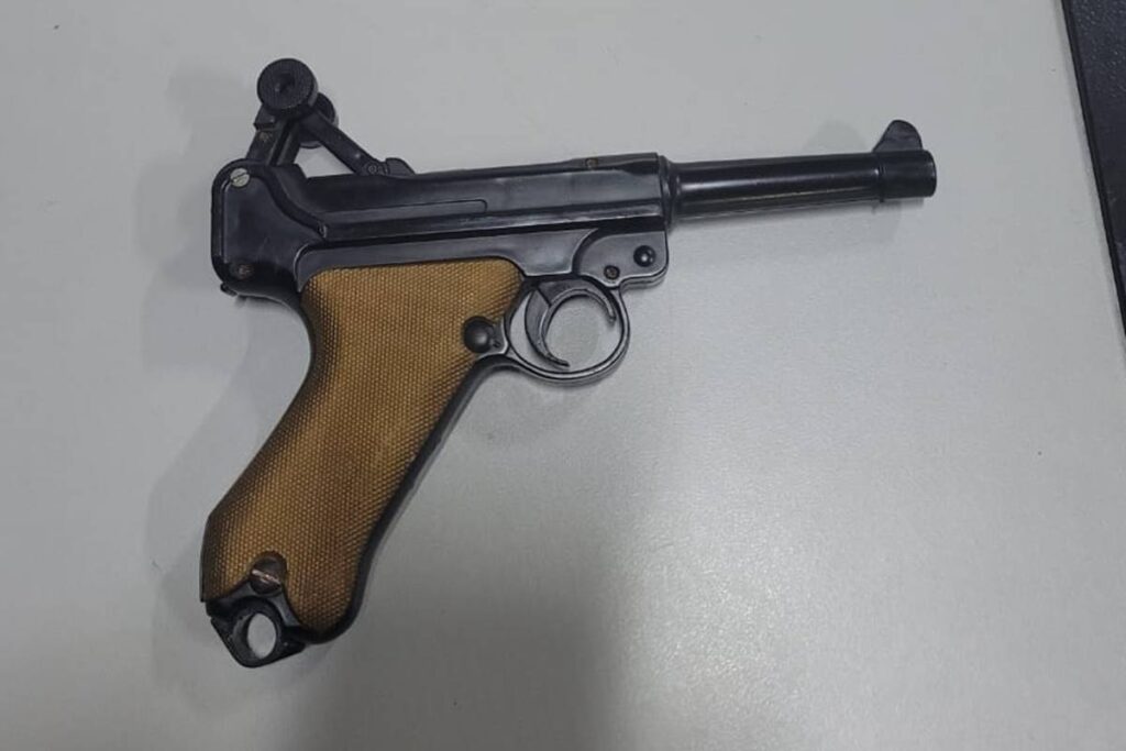 Mulher é presa por ameaçar crianças com arma de brinquedo em Barbacena 1 arma barbacena divulgacao pm