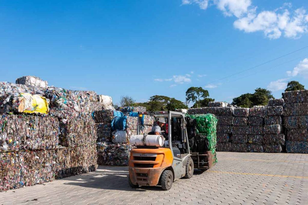 Multinacional passa a reciclar 25 mil toneladas de garrafa PET por ano em Juiz de Fora 2 biosfera garrafas pet Julio Martins Videosol