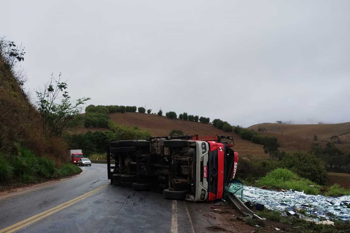 Caminhão carregado com vidro tomba na MG-133, em Rio Pomba 1 caminhao tomba br 133 divulgacao pmr 2