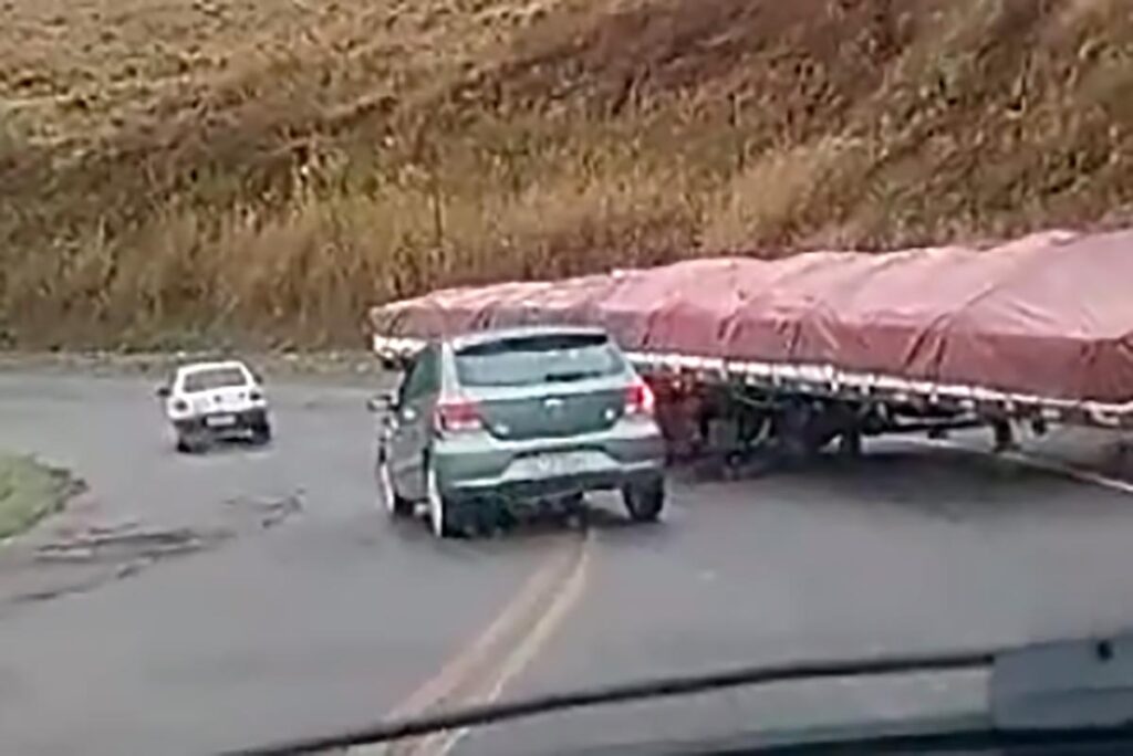 Carreta solta de cavalo mecânico e atrapalha trânsito na Avenida JK 1 carreta avenida jk redes sociais