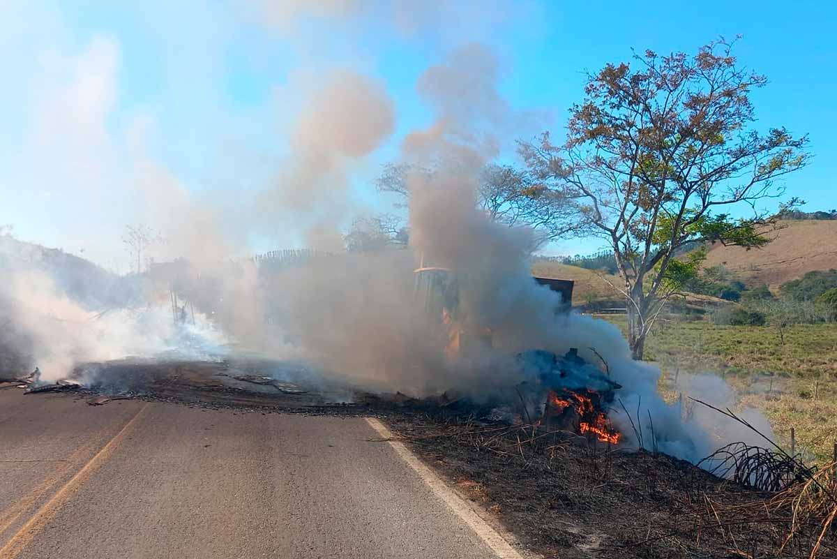 Trânsito na MG-133 segue em meia pista após carreta com móveis pegar fogo 1 Trânsito na MG-133 segue em meia pista após carreta com móveis pegar fogo foto PMR
