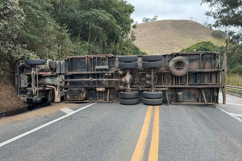 Carreta tomba em Santos Dumont; motorista tem ferimentos leves 2 carreta santos dumont Divulgacao PRF