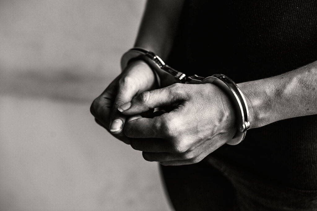 Homem é preso após inventar ter sido vítima de roubo 1 criminoso algemado freepik