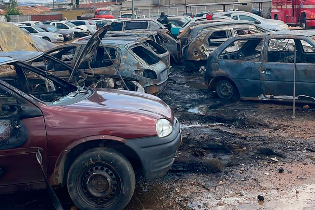 Incêndio atinge mais de vinte carros em pátio da Polícia Civil 1 incendio pc sjdr by bombeiros