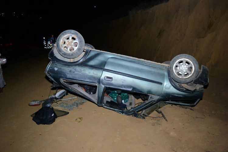 Motorista perde controle e carro capota em barranco 1 muriae capotamento foto Antonio Evaristo 3