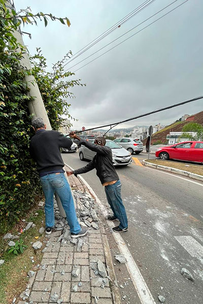Rua da Zona Sul é interditada para reparo em poste tombado 2 poste cascatinha foto pamela costa 2