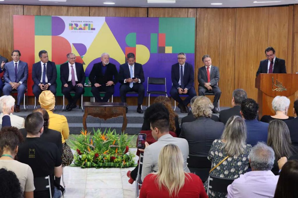 Sancionada lei que aumenta o salário mínimo e amplia a isenção do Imposto de Renda 3 salario minimo e isencao do IR valter campanato agencia brasil