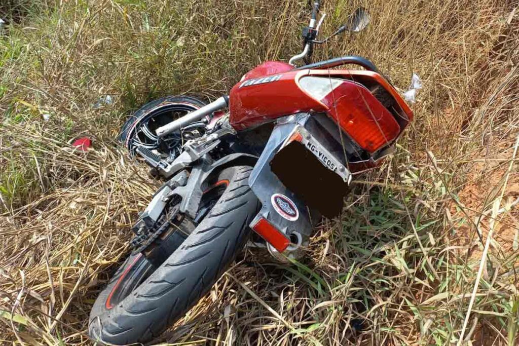 Jovem motociclista tem perna amputada após acidente em Viçosa 1 vicosa colisao motociclista foto bombeiros