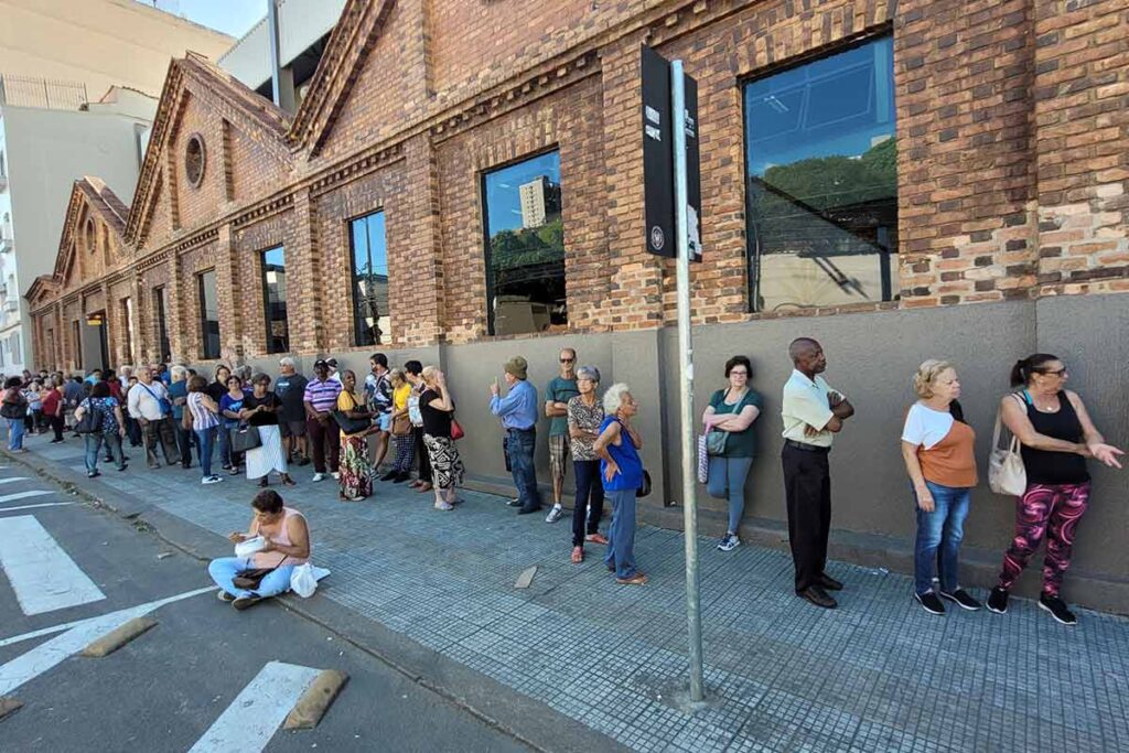 População idosa forma fila para emissão de novo cartão de ônibus 1 Fila Astransp Tribuna de Minas