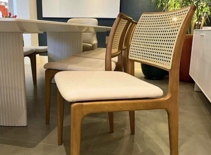 Cadeira com tela no encosto que traz conforto, design e ergonomia 