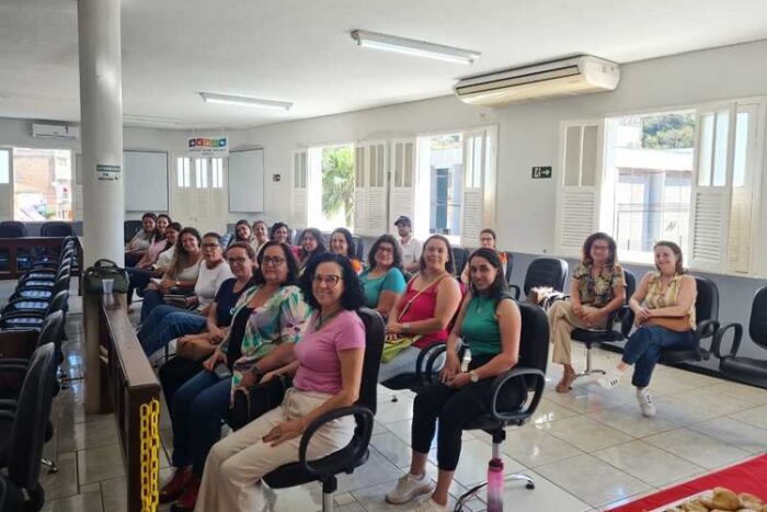 Programa AmbientAção, do Governo de Minas, chega a mais seis municípios da Zona da Mata Mineira 1 Entre os dias 11 e 14 deste mês, a equipe da Semad apresentou o conteúdo trabalhado no AmbientAção a autoridades municipais, coordenadores educacionais, professores das escolas municipais e estaduais.