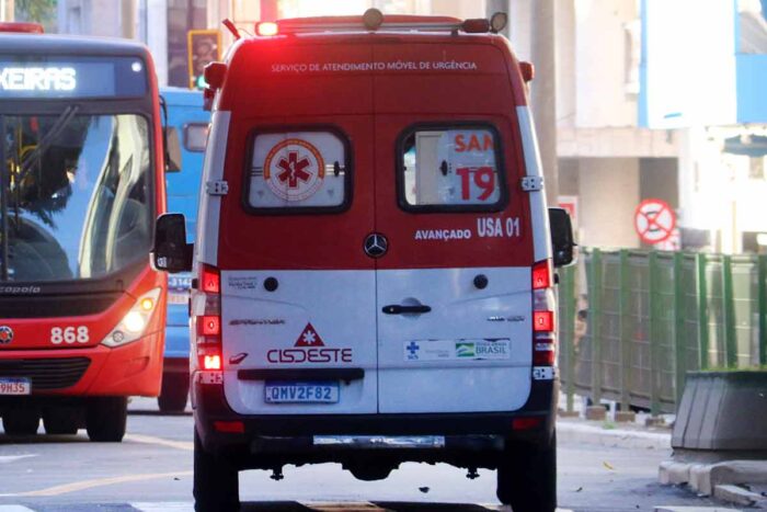 Homem é ejetado de moto e cai em residência após acidente 1 Ônibus colide contra igreja em Juiz de Foramotociclista