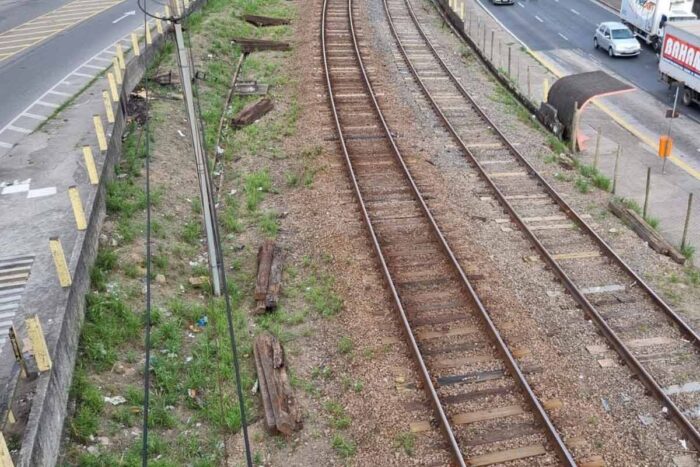 Acúmulo de lixo próximo à linha férrea na Zona Norte 1 VIDA URBANA Tribuna de Minas