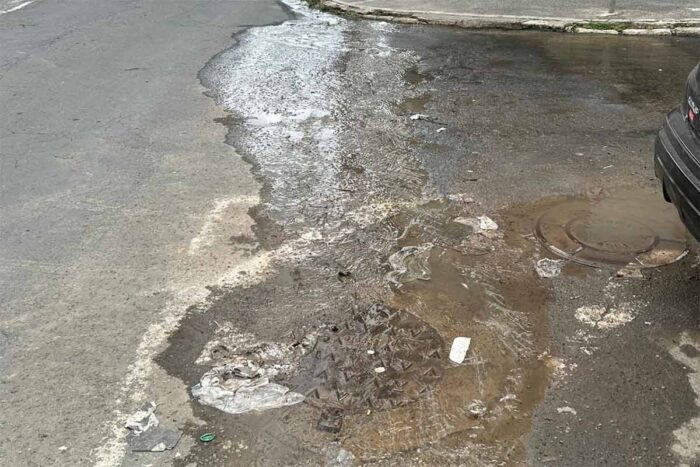 Vazamento de esgoto causa mau cheiro no Granbery 1 VU Contribuicao do leitor 1