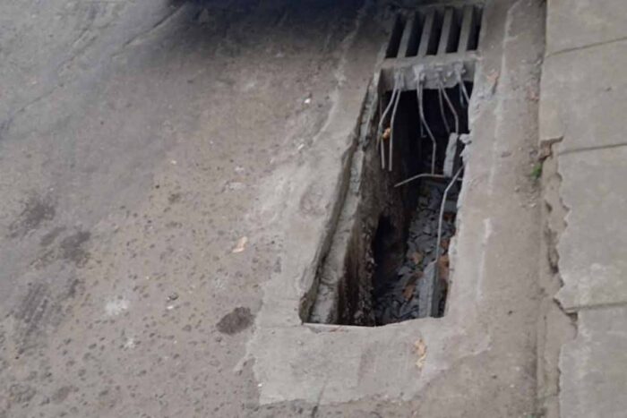Após conserto, bueiro volta a ser danificado no Teixeiras 1 (Foto: Contribuição do leitor)
