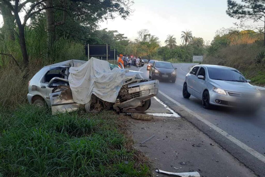 Idoso morre em acidente com carreta na BR-265 2 acidente br 265 divulgacao corpo de bombeiros