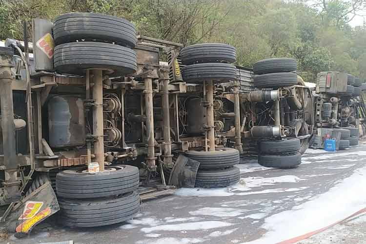 Veículo com carga de 42 mil litros de etanol tomba na BR-267 1 caminhao tombado br 267 2 divulgacao PRF