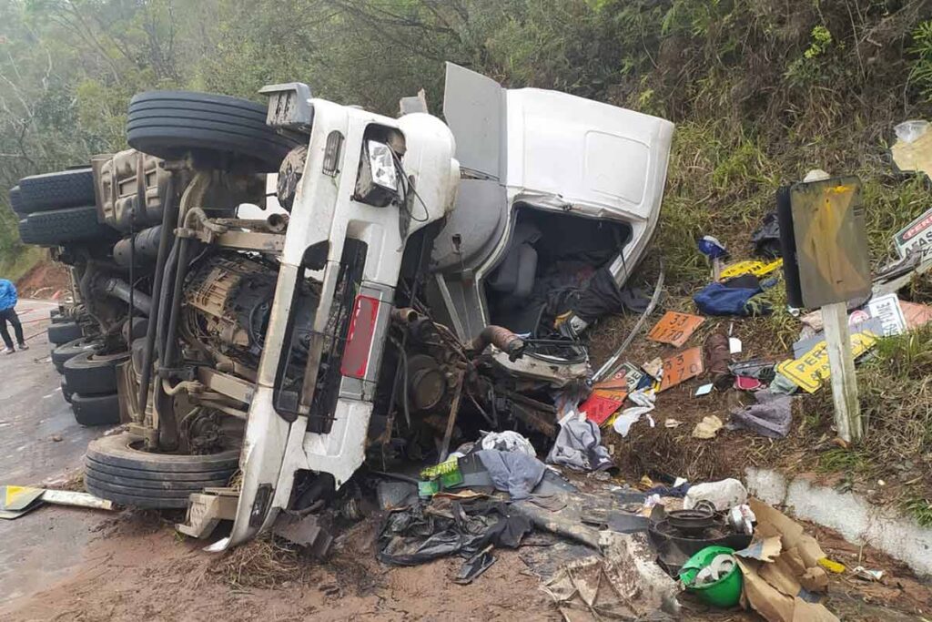 Veículo com carga de 42 mil litros de etanol tomba na BR-267 2 caminhao tombado br 267 divulgacao PRF