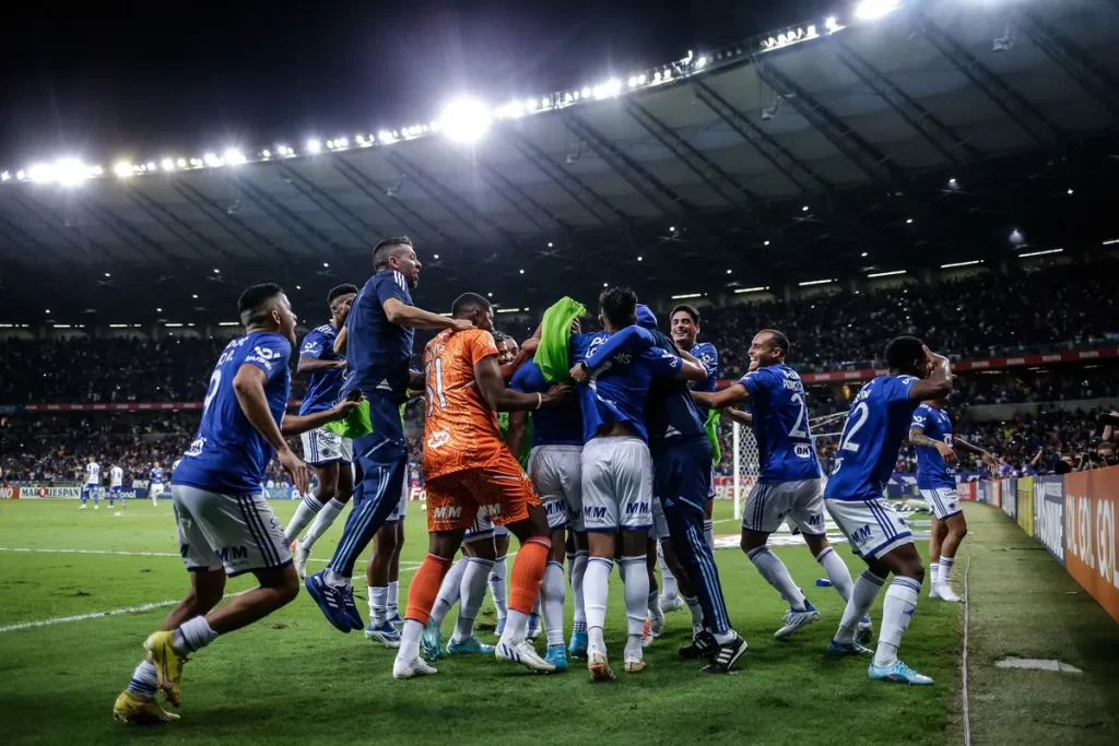 Sampaio Corrêa x Cruzeiro: Sub-20 - Onde Assistir ao Jogo da Copa do Brasil 2 cruzeiro comemora