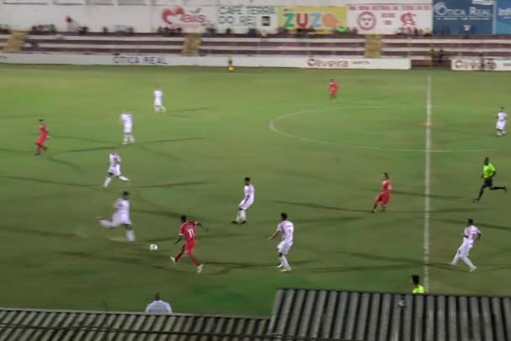 Zagueiro do Guarani-MG viraliza com golaço do campo de defesa na terra do Rei do Futebol 1 gol guarani by reproducao tv garoa
