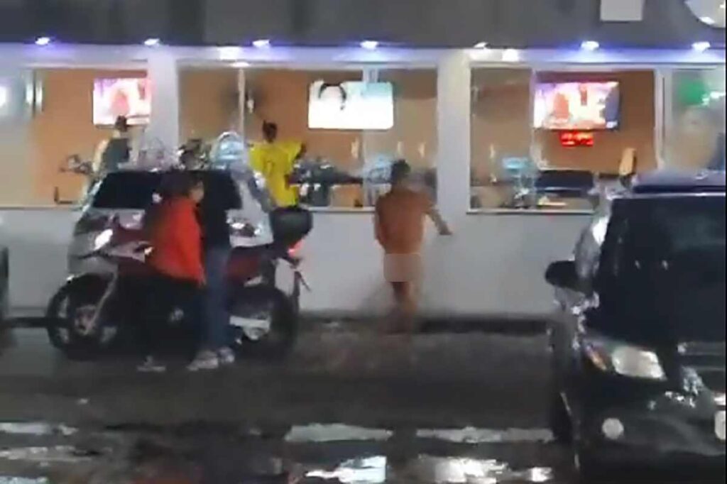 Homem nu invade academia e é agredido na Zona Norte de JF 1 homem pelado academia reproducao redes sociais