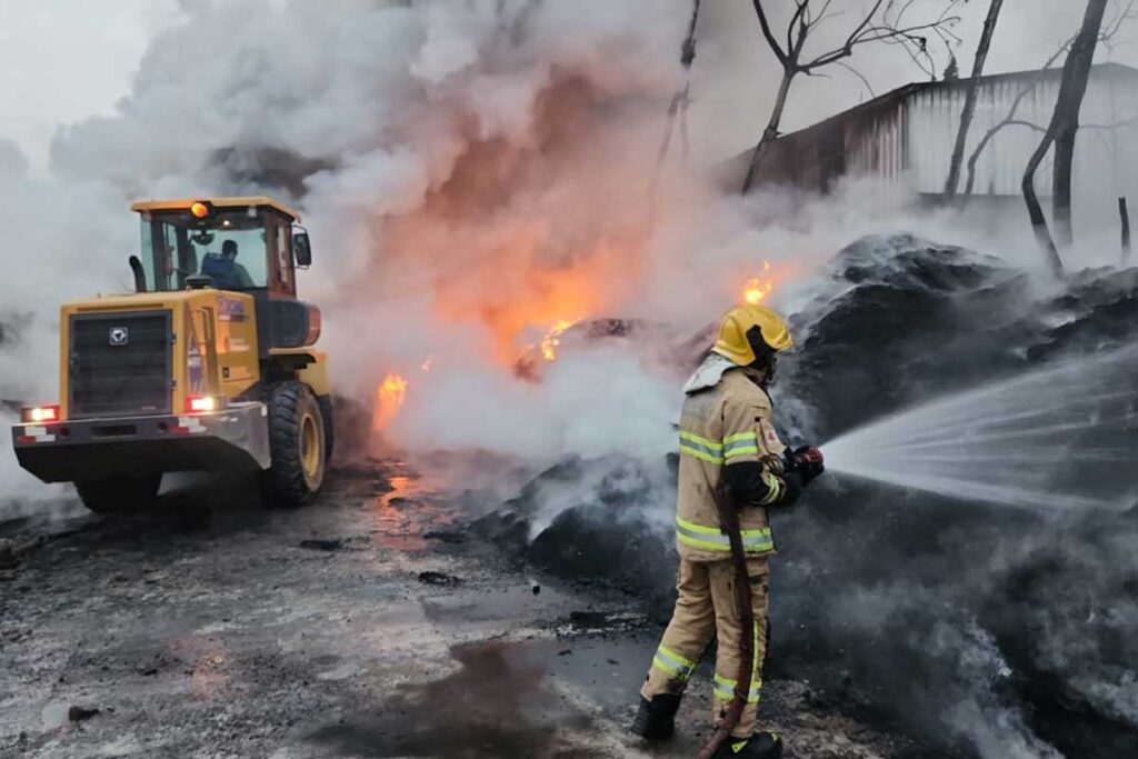 Incêndio atinge fábrica de borracha e transportadora em Rio Pomba 2 incendio Rio Pomba 3 divulgacao corpo de bombeiros