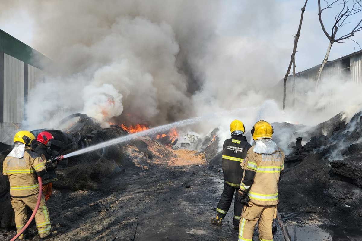 Incêndio atinge fábrica de borracha e transportadora em Rio Pomba 1 incendio Rio Pomba divulgacao corpo de bombeiros